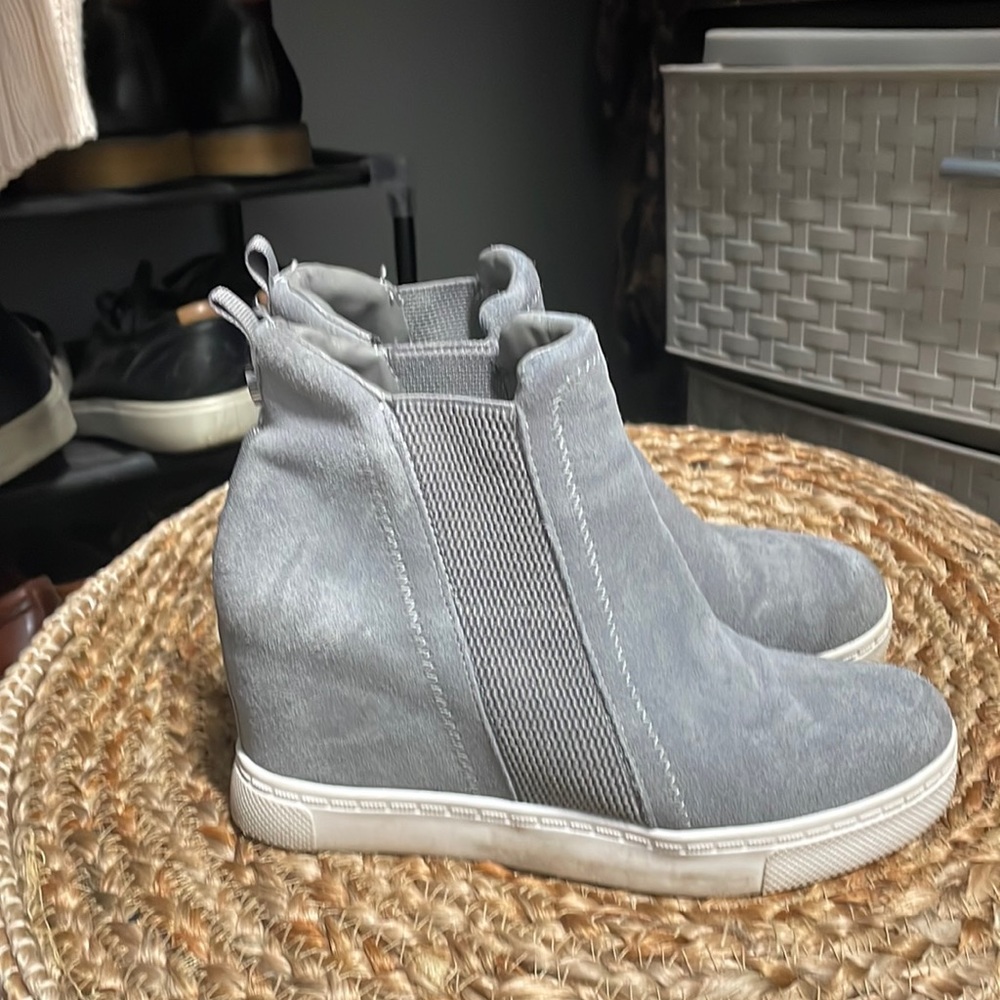 Tennis shoes booties